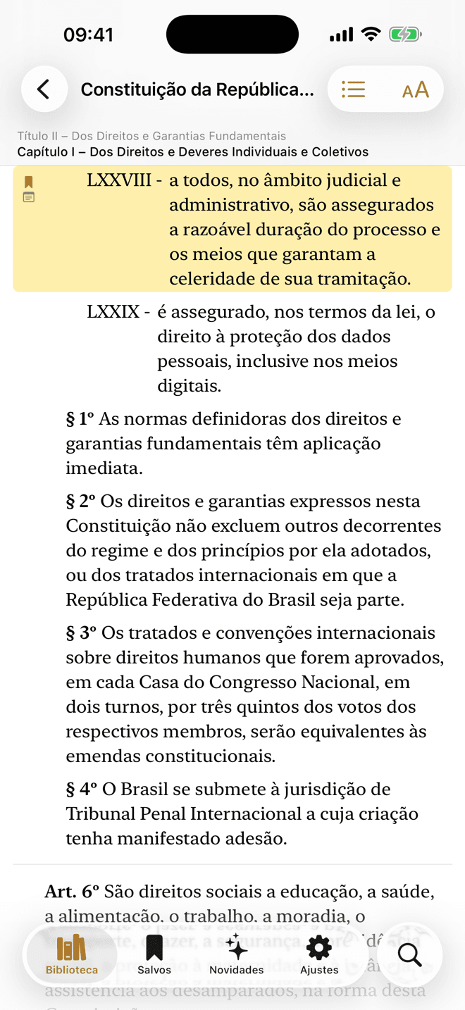 Leitor: art. 5º da Constituição com um inciso destacado, marcador e nota.